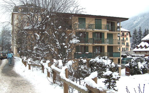 Blanc Neige: Schnee, Himmel, Eigentum, Gebäude, Pflanze, Fenster, Baum, Nachbarschaft, Haus, Steigung