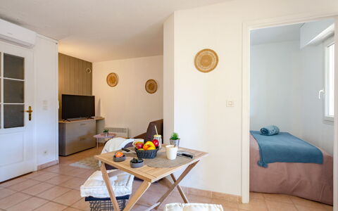 Résidence Villa Toscane: Eigentum, Tür, Holz, Tabelle, Beleuchtung, Interior Design, Farbe, Fussboden, Haus