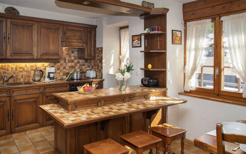 Véronique: Möbel, Küche, Interior Design, Flooring, Countertop, Cabinetry, Holz, Fussboden, Beleuchtung, Zimmer