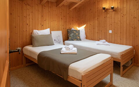 Véronique: Möbel, Interior Design, Fussboden, Bett, Flooring, Schlafzimmer, Holz, Zimmer, Textil, Decke