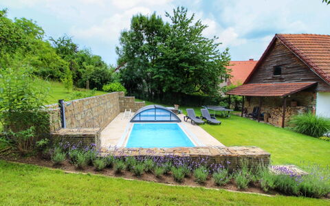 Libel: Pflanze, Wolke, Himmel, Gebäude, Natürliche Landschaft, Baum, Grundstueck, Schatten, Schwimmbad, Hütte