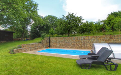 Libel: Wolke, Himmel, Pflanze, Schwimmbad, Schatten, Rechteck, Gras, Grundstueck, Gartenmöbel, Baum