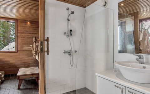 Hevonkuusi: Bett, Möbel, Schlafzimmer, Interior Design, Bedding, Bettdecke, Flooring, Holz, Fussboden, Zimmer