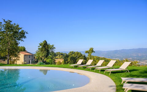 Villa Campestri: Himmel, Wasser, Eigentum, Pflanze, Schwimmbad, Natürliche Landschaft, Grundstueck, Gartenmöbel, Baum, Schatten