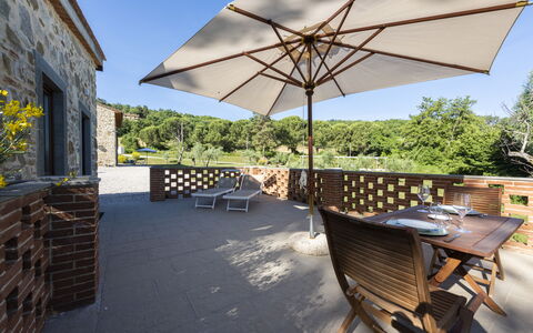 Villa Campestri: Eigentum, Möbel, Himmel, Pflanze, Gebäude, Tabelle, Schatten, Holz, Interior Design, Gartenmöbel