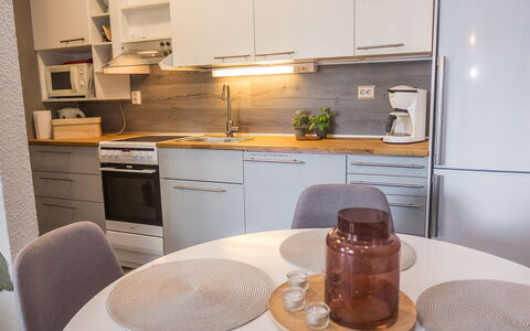 Rukaköngäs 21: Küchengerät, Küche, Countertop, Möbel, Interior Design, Flooring, Major Appliance, Cabinetry, Holz, Fussboden