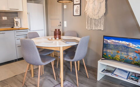 Rukaköngäs 21: Möbel, Interior Design, Flooring, Fussboden, Holz, Zimmer, Stuhl, Tabelle, Küche & Esszimmer Tisch, Esszimmer