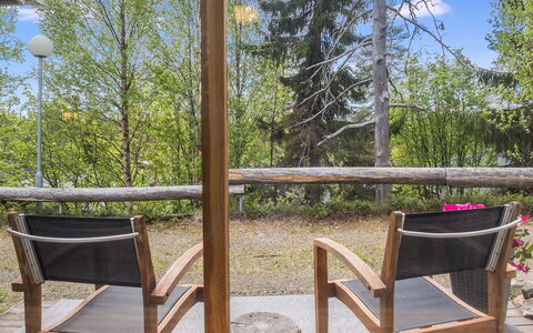 Rukaköngäs 21: Holz, Möbel, Veranda, Stuhl, Hartholz, Holzbeize, Glas, Deck, Eco Hotel, Schatten