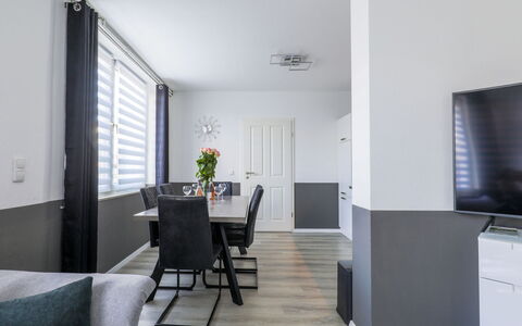 Wingst 655: Möbel, Tabelle, Eigentum, Pflanze, Stuhl, Zimmerpflanze, Gebäude, Fenster, Interior Design, Die Architektur