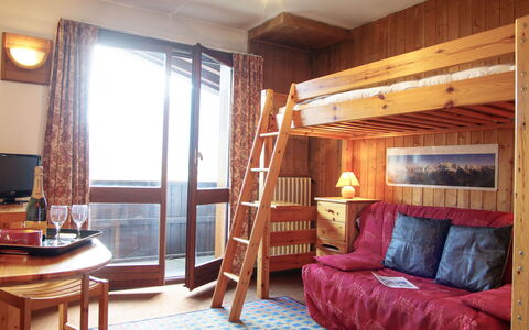 Les Periades: Möbel, Komfort, Gebäude, Fenster, Holz, Beleuchtung, Interior Design, Lampe, Fussboden, Vorhang