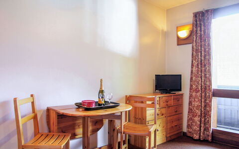 Les Periades: Rollo, Tabelle, Möbel, Fenster, Gebäude, Holz, Interior Design, Flooring, Cabinetry, Fussboden