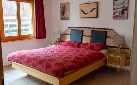 Alpine Retreat: Möbel, Bett, Schlafzimmer, Bettdecke, Bedding, Holz, Interior Design, Linens, Textil, Flooring