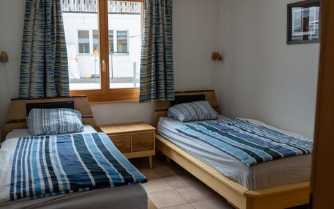 Alpine Retreat: Möbel, Holz, Interior Design, Textil, Fussboden, Bett, Flooring, Beleuchtung, Zimmer, Schlafzimmer