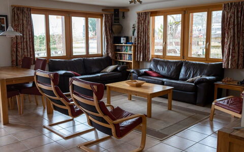 Alpine Retreat: Möbel, Interior Design, Flooring, Fussboden, Couch, Holz, Zimmer, Wohnzimmer, Stuhl, Tabelle
