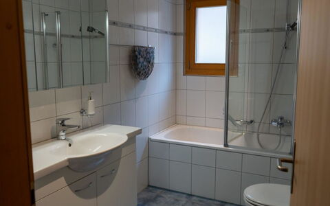 Alpine Retreat: Badezimmer, Armatur, Bad Sink, Flooring, Interior Design, Sinken, Fussboden, Zapfhahn, Installation, Fliese