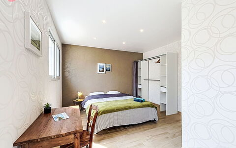 Les Bégonias: Möbel, Interior Design, Flooring, Fussboden, Bett, Zimmer, Holz, Decke, Schlafzimmer, Textil