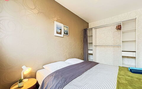 Les Bégonias: Interior Design, Möbel, Bett, Wand, Schlafzimmer, Flooring, Fussboden, Zimmer, Holz, Decke