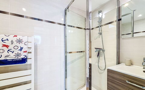 Les Bégonias: Armatur, Badezimmer, Interior Design, Flooring, Fussboden, Installation, Verbundwerkstoff, Fliese, Spiegel, Duschtür