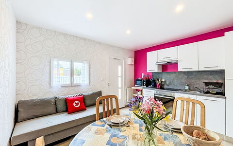 Les Bégonias: Interior Design, Flooring, Fussboden, Möbel, Decke, Wohnung, Zimmer, Major Appliance, Küche, Countertop