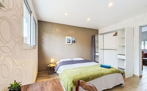 Les Bégonias: Möbel, Interior Design, Bett, Fussboden, Flooring, Schlafzimmer, Wand, Zimmer, Holz, Decke