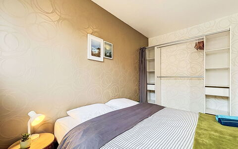 Les Bégonias: Möbel, Interior Design, Bett, Wand, Schlafzimmer, Flooring, Fussboden, Zimmer, Holz, Decke