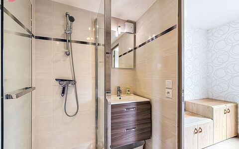 Les Bégonias: Flooring, Interior Design, Badezimmer, Armatur, Fussboden, Badezimmerschrank, Installation, Cabinetry, Fliese, Spiegel