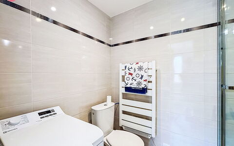 Les Bégonias: Flooring, Fussboden, Interior Design, Armatur, Badezimmer, Decke, Fliese, Toilette, Installation, Toilleten Sitz