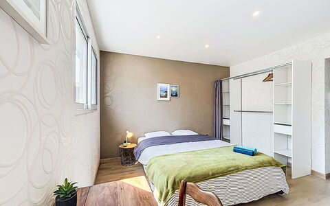 Les Bégonias: Möbel, Interior Design, Bett, Fussboden, Flooring, Schlafzimmer, Wand, Zimmer, Holz, Decke