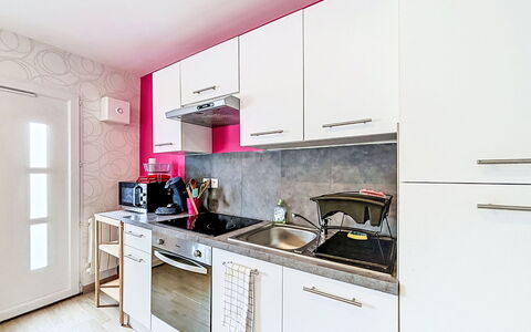 Les Bégonias: Küchengerät, Küche, Major Appliance, Countertop, Interior Design, Möbel, Cabinetry, Haushaltsgerät, Flooring, Zuhause
