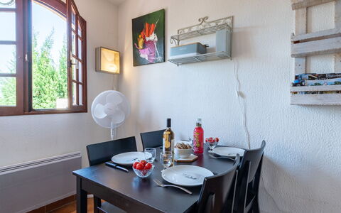 Bandol 155: Tabelle, Möbel, Eigentum, Bilderrahmen, Gebäude, Fenster, Holz, Interior Design, Stuhl, Geschirr