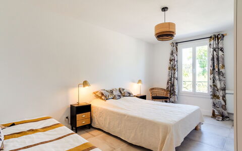 Rue de L'Amarrage: Möbel, Eigentum, Komfort, Holz, Gebäude, Bettrahmen, Beleuchtung, Textil, Interior Design, Schatten
