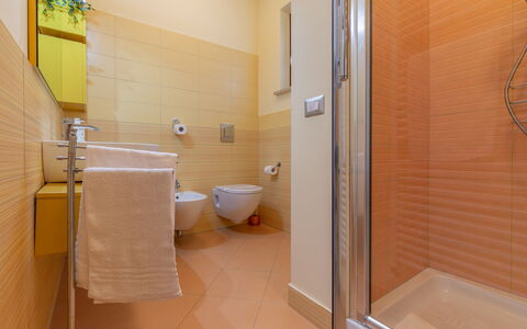 Casamare: Braun, Gebäude, Eigentum, Armatur, Badezimmer, Sinken, Haus, Flooring, Toilette
