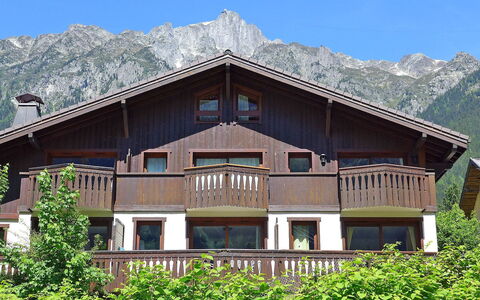 Le Krystor: Himmel, Pflanze, Berg, Eigentum, Fenster, Gebäude, Holz, Baum, Haus, Grundstueck
