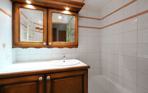 Le Krystor: Spiegel, Zapfhahn, Badezimmerschrank, Armatur, Sinken, Eigentum, Cabinetry, Möbel, Badewanne, Bad Sink