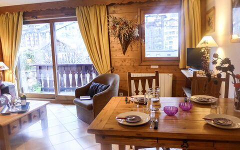 Le Krystor: Tabelle, Möbel, Eigentum, Couch, Fenster, Bilderrahmen, Vorhang, Holz, Interior Design, Lampe