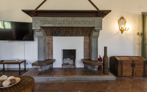 Villa San Gennaro: Möbel, Holz, Tabelle, Beleuchtung, Gebäude, Haus, Cabinetry, Wohnzimmer, Fussboden, Wand