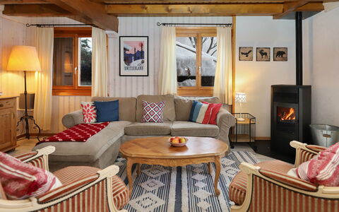 Cheechako: Möbel, Interior Design, Flooring, Couch, Fussboden, Holz, Decke, Wohnzimmer, Zimmer, Tabelle