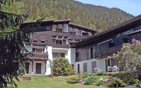 Les Charmoz: Pflanze, Gebäude, Eigentum, Fenster, Berg, Himmel, Natur, Haus, Baum, Vegetation