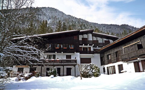 Les Charmoz: Wolke, Himmel, Pflanze, Gebäude, Schnee, Eigentum, Berg, Fenster, Baum, Haus