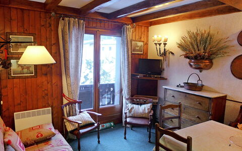 Les Charmoz: Möbel, Bilderrahmen, Eigentum, Holz, Komfort, Zimmerpflanze, Fernsehen, Interior Design, Pflanze, Lampe