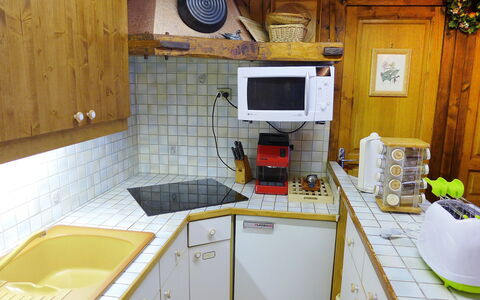 Les Charmoz: Cabinetry, Eigentum, Spüle, Countertop, Küchengerät, Küche, Haushaltsgerät, Holz, Interior Design, Stuhl