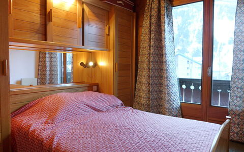 Les Charmoz: Eigentum, Möbel, Komfort, Gebäude, Textil, Holz, Bettrahmen, Interior Design, Fussboden, Bett
