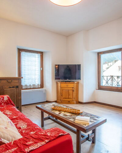 Le Pavillon: Bilderrahmen, Eigentum, Möbel, Fenster, Holz, Interior Design, Tabelle, Beleuchtung, Komfort, Gelb