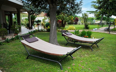 Residenza Thaulero: Pflanze, Eigentum, Baum, Schatten, Gartenmöbel, Himmel, Freizeit, Öffentlicher Raum, Gras, Komfort