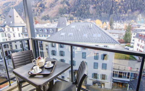 L'Outa: Gebäude, Tabelle, Fenster, Geschirr, Holz, Gartenmöbel, Haus, Tisch Im Freien, Urban Design, Baum