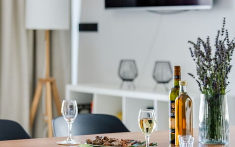 Inizio: Tabelle, Geschirr, Möbel, Drinkware, Essen, Kelche, Dishware, Pflanze, Teller, Textil