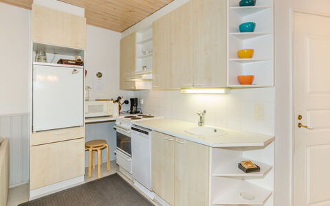 Loma-Koli 6: Küche, Countertop, Interior Design, Küchengerät, Holz, Flooring, Cabinetry, Möbel, Decke, Major Appliance