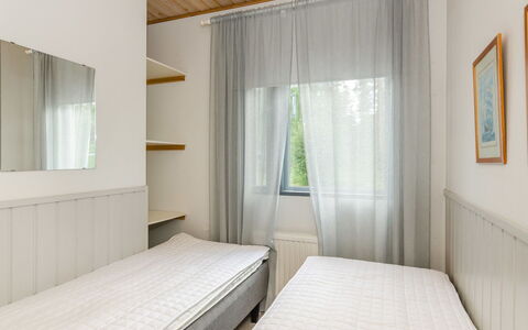Loma-Koli 6: Holz, Bett, Interior Design, Fussboden, Schlafzimmer, Flooring, Möbel, Bedding, Beleuchtung, Zimmer