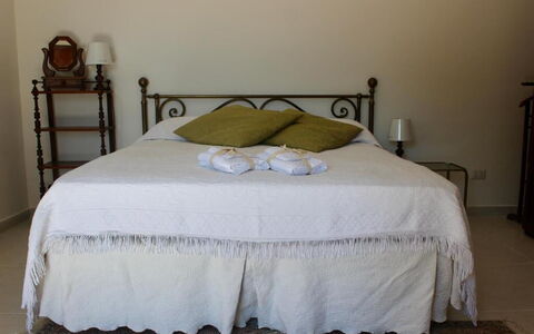 Tre Donne: Möbel, Textil, Fussboden, Holz, Rechteck, Bett, Linens, Bett Rock, Hartholz