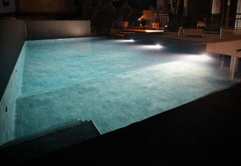 Tre Donne: Wasser, Schwimmbad, Rechteck, Holz, Strassenbelag, Flooring, Verbundwerkstoff, Tönungen Und Schatten, Gras, Gebäude